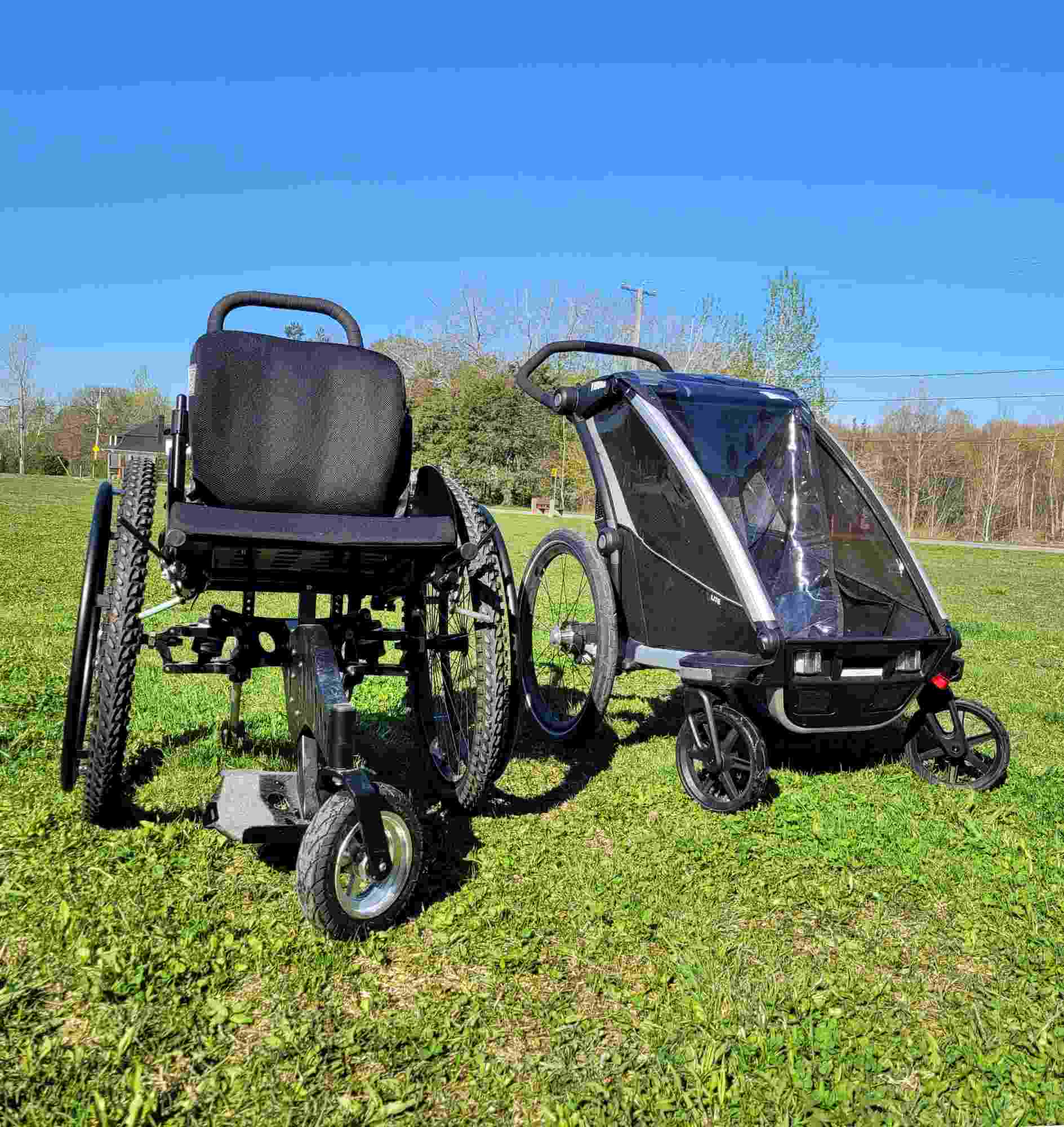 une chaise trackz et une poussette