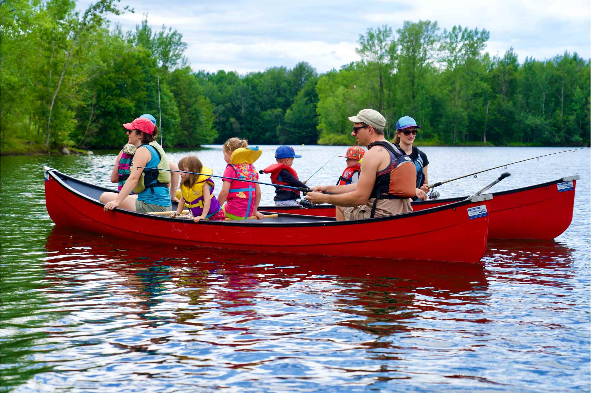 Une famille avec des enfants en bas âge qui font la pêche sur un canot